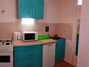Fridge, microwave, cookware/dishes/utensils - Studio mitten im Zentrum von Zagreb by Interhome (Zagreb)