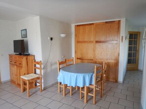 Dining - Wohnung "Saint Andre de Lancize" mit Terrasse by Interhome (La Roche)
