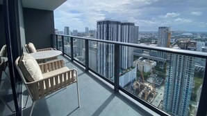 A balcony with a view of a cityscape, including high-rise buildings and construction sites. - Nice 2Bdrm Unit - Downtown Miami (Miami)