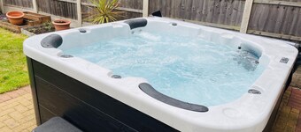 Cozy Derby 4 Bed, sleeps 7, Hot Tub & Games Room