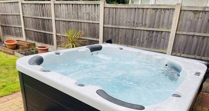 Cozy Derby 4 Bed, sleeps 7, Hot Tub & Games Room