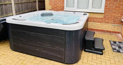 Cozy Derby 4 Bed, sleeps 7, Hot Tub & Games Room