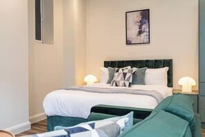 Iron/ironing board, WiFi, bed sheets - Harmony 4 - Stylish Central Studio Near Stadium (Leicester)