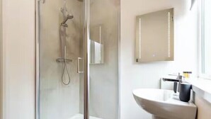 Douche, sèche-cheveux, serviettes fournies