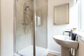Shower, hair dryer, towels - Harmony 4 - Stylish Central Studio Near Stadium (Leicester)