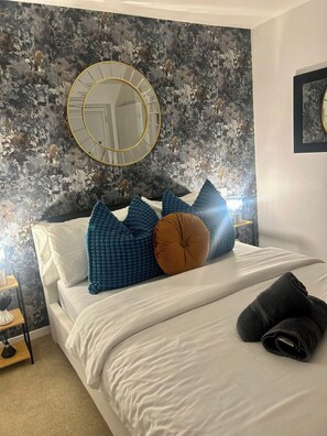 2 bedrooms, iron/ironing board, WiFi, bed sheets - Elegant 2-Bed Home - Prime City Centre Location (Leicester)