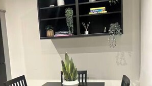 Dining - Elegant 2-Bed Home - Prime City Centre Location (Leicester)