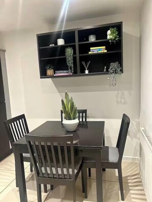 Dining - Elegant 2-Bed Home - Prime City Centre Location (Leicester)