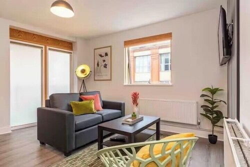 Central 1-Bed Apartment with Free Parking & Wifi