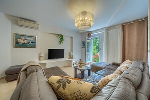 TV - A 2 comfortable apt w terrace & garden, near beach (Split)