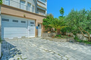 Exterior detail - A 2 comfortable apt w terrace & garden, near beach (Split)