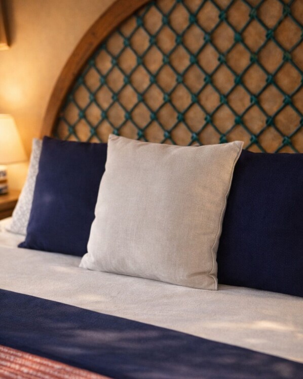 A bed with a headboard featuring a diamond-patterned design. - La Casa del Guamúchil (Tequesquitengo)