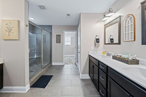 Shower, hair dryer, towels - Month-to-Month Rental (Corporate Stays) (Clarksville)