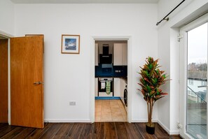 Interior - GuestReady - Modern Apartment Near Canary Wharf (London)