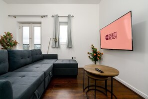 TV - GuestReady - Modern Apartment Near Canary Wharf (London)