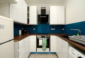 Fridge, oven, coffee/tea maker - GuestReady - Modern Apartment Near Canary Wharf (London)