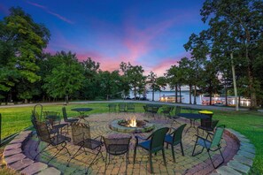 Outdoor dining - Fantastic 3 Bd Lake Condo, 2 Min to Silver Dollar City (Branson)