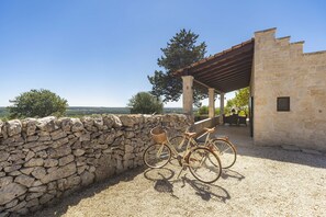 Property grounds - Trullo Badessa with private pool (Martina Franca)
