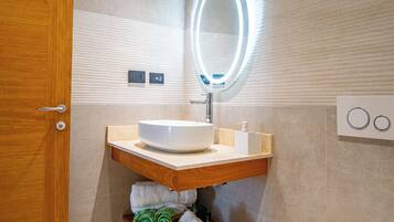 Dusj, hårføner, bidé og såpe