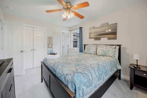 3 bedrooms, desk, iron/ironing board, WiFi - 8 Min to Downtown - 3rd Night Discount on Weekends (Raleigh)