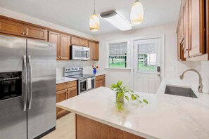 Fridge, microwave, oven, stovetop - 8 Min to Downtown - 3rd Night Discount on Weekends (Raleigh)