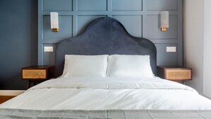 A bed with a dark headboard, white bedding, and two bedside tables with lamps. - Blueground | Oberkampf, washer, nr Canal (Paris)