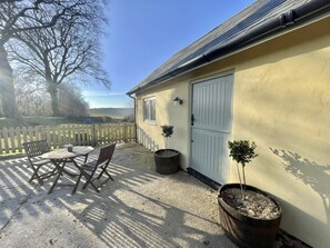 Outdoor dining - Furze Barn, Brendon Hill on Exmoor (Nr Watchet)