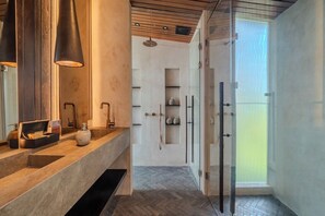 高级别墅, 1 间卧室, 私人游泳池, 泳池景观 | 浴室 | 免费洗浴用品、吹风机、毛巾、肥皂