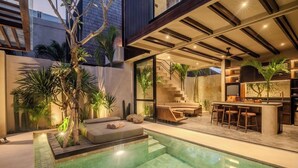 A modern outdoor pool area with a built-in bar and seating. - Sirocco Villas Pererenan (Canggu)