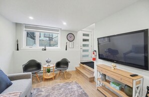Smart TV - Cozy Luxury brand new 1 Bedroom Townhome in a quiet neighborhood near to airport (Calgary)