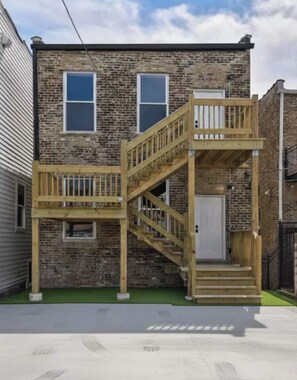 Exterior - Zen City Escape | Patio + Free Parking (Chicago)
