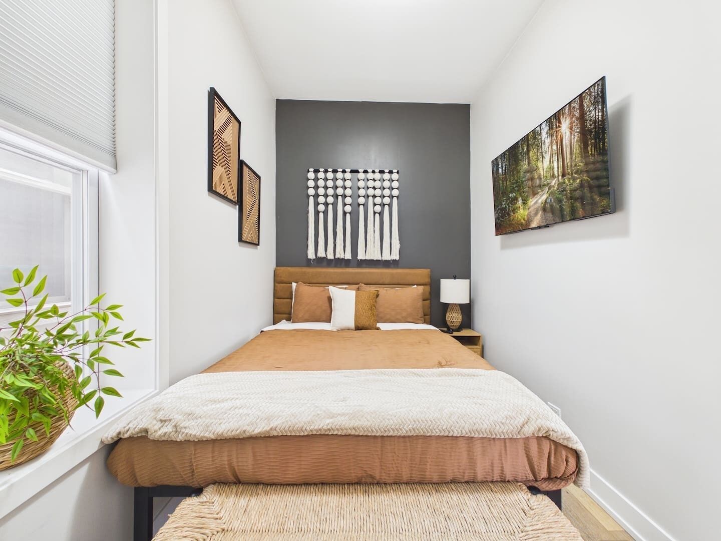 2 bedrooms, iron/ironing board, travel crib, WiFi (free)