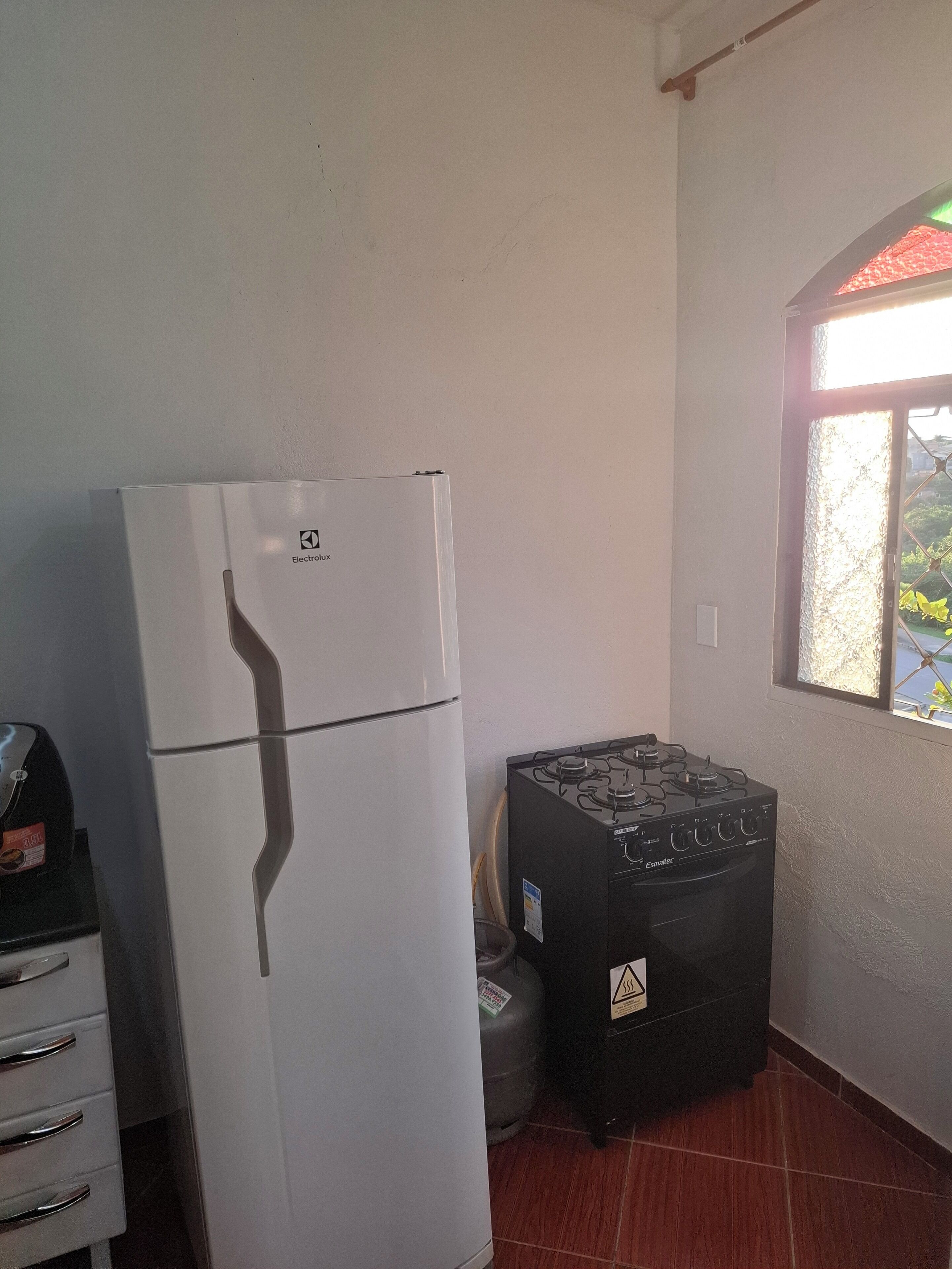 Geladeira, micro-ondas, fogão, cooktop