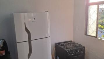 Geladeira, micro-ondas, fogão, cooktop