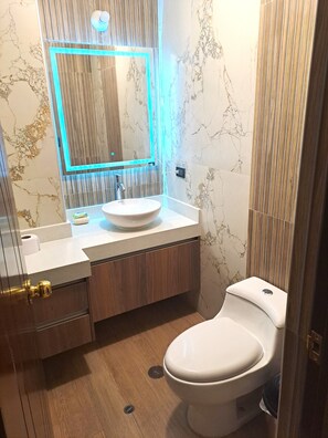 Toallas, jabón, papel de baño 