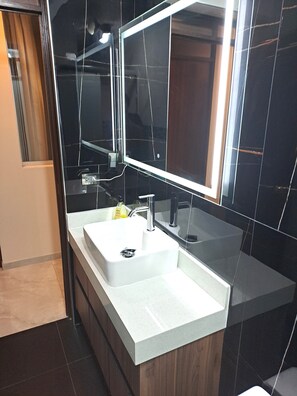 Toallas, jabón, papel de baño 