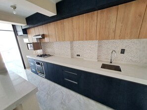 Fridge, microwave, electric kettle, cookware/dishes/utensils - Family apartment with 3 bedrooms and 2 bathrooms. 5 min from shopping center (José Luis Bustamante y Rivero)