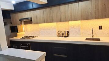 Réfrigérateur, micro-ondes, bouilloire électrique