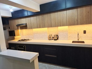 Refrigerador, microondas, tetera eléctrica y utensilios de cocina 