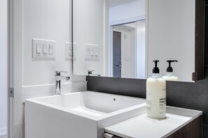 Bathroom - Lakeview Condo Downtown near CN Tower (Toronto)