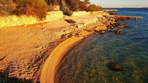 Beach - After All Wohnung mit Pool in Mandre, Pag by Interhome (Kolan)