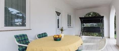 屋外ダイニングエリア