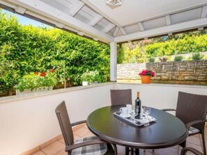 Outdoor dining - Wohnung in Pjescana Uvala mit Terrasse und Garte by Interhome (Pula/Banjole)