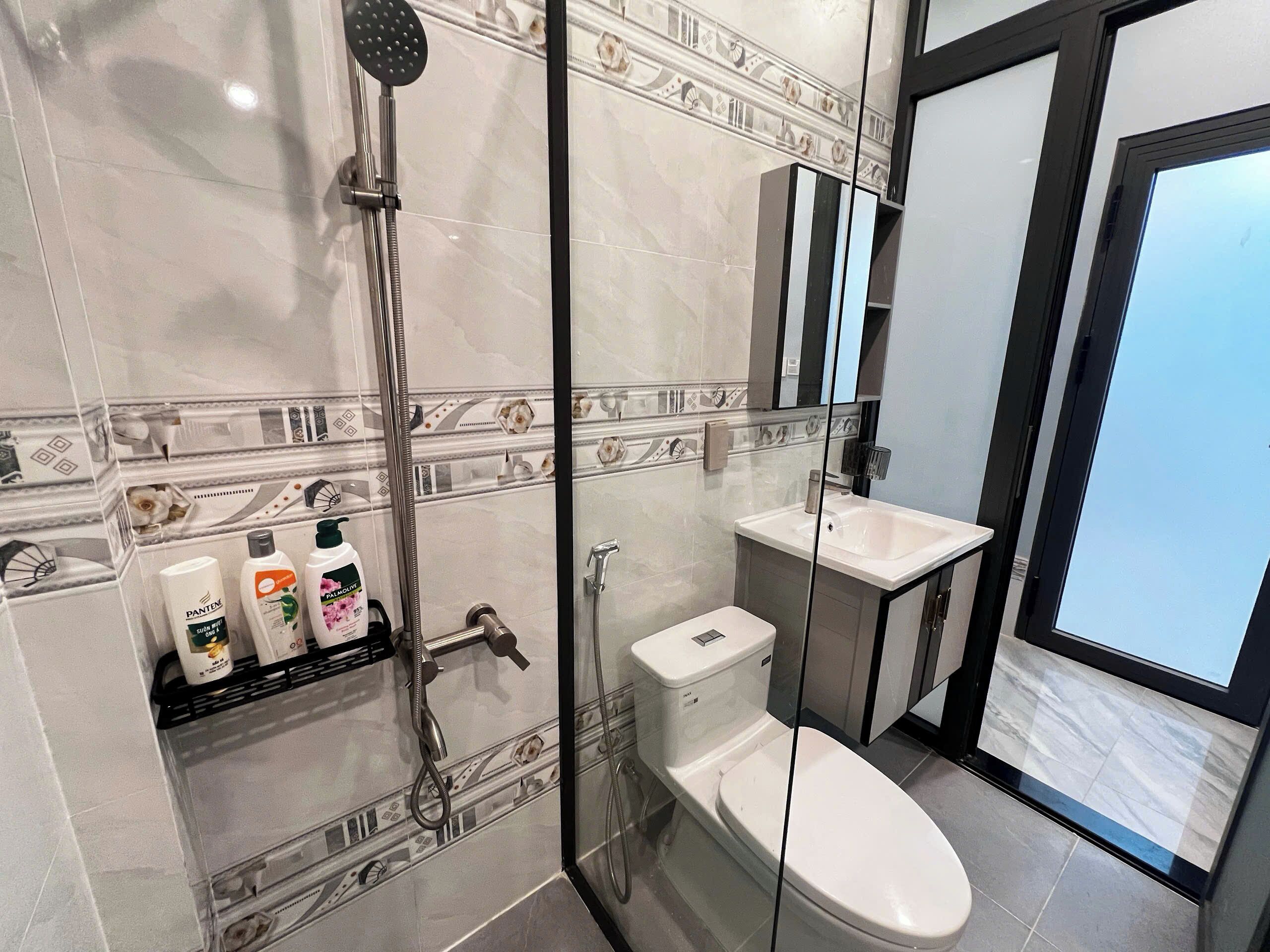 Deluxe Double Room | Bathroom | Shower, free toiletries, hair dryer, slippers