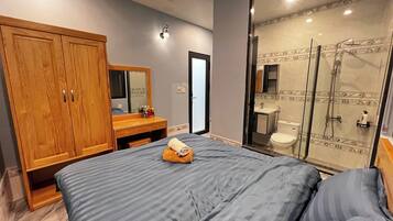 Desk, iron/ironing board, free WiFi, bed sheets