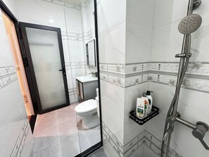 Family Twin Room | Bathroom | Shower, free toiletries, hair dryer, slippers - Chan Am Nem Em Homestay (Da Lat)