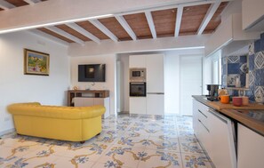 Fridge, microwave, stovetop, dishwasher - Stunning apartment in Laureana Cilento with WiFi (Laureana Cilento)