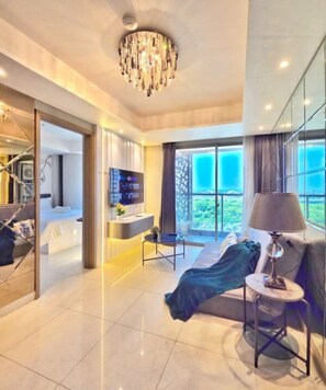 公寓, 3 間臥室, 城市景觀 | 起居區 | 43-吋智慧型電視，提供有線頻道