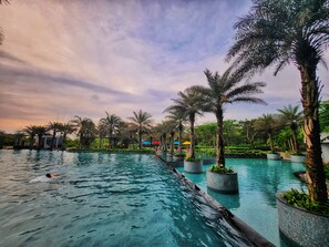 Una piscina al aire libre