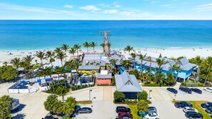 A coastal hotel with a beach view, parking, and a pier. - Venice Villas Regina - Beachside - Pool (Venice)